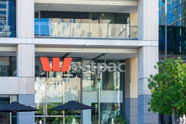 Auckland, Yeni Zelanda - 30 Ocak 2024: Auckland, Yeni Zelanda 'daki Westpac banka ofisi. Westpac, Avustralyalı çok uluslu bankacılık ve finans hizmetleri şirketidir..