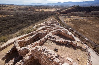 ARIZONA, ABD - 31 Aralık 2017: İnsanlar Tuzigoot Ulusal Anıtı 'ndaki harabeleri ziyaret ediyorlar. Tuzigoot Ulusal Anıtı, kireçtaşı ve kumtaşı sırtı zirvesinde bir pueblo kalıntısını koruyor..