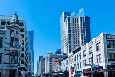 Houston, TX, ABD - 11 Nisan 2024: Houston, TX, ABD şehir merkezindeki Red Line Light Rail Preston istasyonu yakınlarındaki ana caddenin görüntüsü.