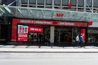 Auckland, Yeni Zelanda - 1 Şubat 2024: Auckland, Yeni Zelanda şehir merkezinde bir Westpac banka şubesi.