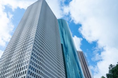Houston, Teksas, ABD - 14 Nisan 2024: Arka planda mavi gökyüzü olan gökdelenlere bakan.