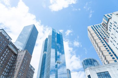 Houston, Teksas, ABD - 14 Nisan 2024: Arka planda mavi gökyüzü olan gökdelenlere bakan.