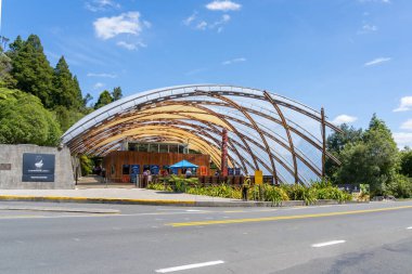 Kuzey Adası, Yeni Zelanda - 21 Şubat 2024: Waitomo Ateşböceği Mağaraları Kuzey Adası, Yeni Zelanda 'daki Ziyaretçi Merkezi. Araknokampa luminosa nüfusu ile bilinir..