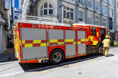 Auckland, Yeni Zelanda - 30 Ocak 2024: Auckland, Yeni Zelanda 'da itfaiyeci ve itfaiye aracı. 