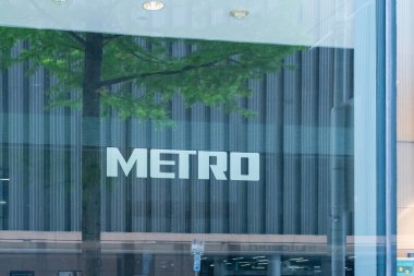 Houston, Teksas, ABD - 14 Nisan 2024 Metro Ride mağazasında bir metro tabelası. Houston, Teksas, ABD. METRO Büyük Houston 'a toplu taşıma hizmetleri sunar.