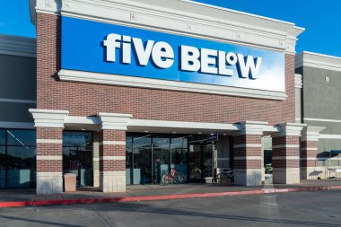 Pearland, Teksas, ABD - 12 Nisan 2024: Pearland, Teksas, ABD 'de bir mağaza. Five Aow Inc., Amerika 'da indirimli indirimli satış mağazaları zinciri..