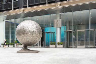 New York City, ABD - 21 Ağustos 2022: AllianceBernstein (AB) ofisi, New York, ABD. AllianceBernstein Holding L.P. küresel bir varlık yönetimi şirketidir..