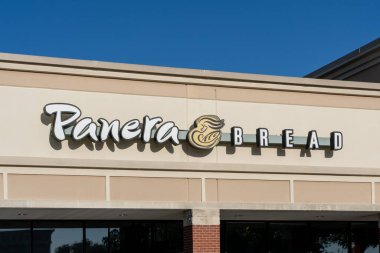 Pearland, Teksas, ABD - 12 Nisan 2024: Pearland, TX, ABD 'deki binadaki Panera Ekmek Lokantası tabelasını kapatın. Panera Bread, hızlı gelişigüzel restoranlar zinciri..