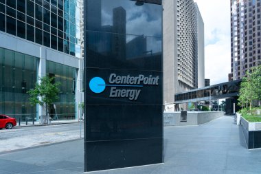 Houston, Teksas, ABD - 14 Nisan 2024: Houston, Teksas, ABD 'deki merkezlerinin dışındaki CenterPoint Enerji tabelası. CenterPoint Energy, Inc. bir Amerikan elektrik ve doğal gaz şirketidir..