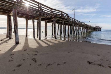 Capitola rıhtımında, Capitola Village 'ın deniz kıyısında. Capitola, CA 'dan. Capitola Village, Pasifik Sahili 'ndeki en eski tatil merkezlerinden biridir..
