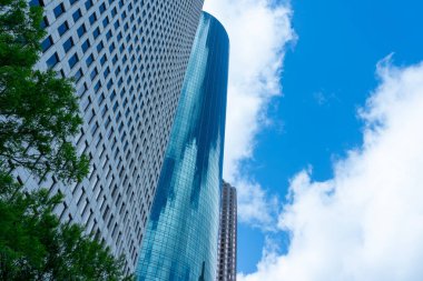 Houston, ABD 'de arka planda mavi gökyüzü olan yüksek binalara bakıyorum..