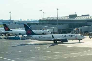 Mississauga, On, Kanada - 17 Temmuz 2024: 10, Kanada 'daki Torontos Pearson Uluslararası Havalimanı' na park etmiş Air Canada uçakları. Air Canada Kanada 'nın en büyük havayolu şirketidir..