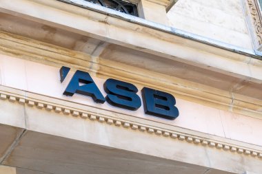 Auckland, Yeni Zelanda - 1 Şubat 2024: Auckland, Yeni Zelanda 'daki binanın ASB banka tabelasına yakın çekim.