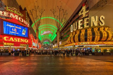 LAS VEGAS, NEVADA, ABD - 1 HAZİRAN 2018: Las Vegas 'taki Fremont Street Experience' in gece görüşü, büyük bir LED tepe örtüsü, kumarhane ve restoran erişimi ve ücretsiz eğlence.