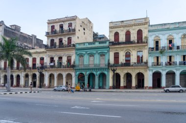 Havana, Küba - 9 Eylül 2024: Havana, Küba 'daki renkli eski binalar.