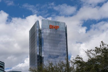 Houston, Teksas, ABD - 15 Şubat 2022: Houston, Teksas, ABD 'deki BHP ofis binası. BHP, Avustralyalı bir maden şirketi olan BHP Group Limited ve BHP Group plc 'in ticaret kuruluşudur..