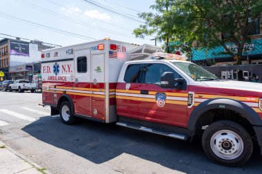 New York City, ABD - 19 Ağustos 2022: New York 'ta bir FDNY Ambulansı.
