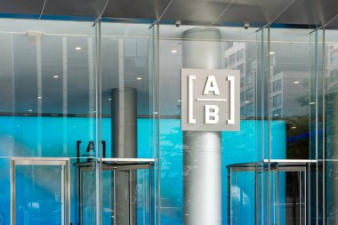 New York City, ABD - 21 Ağustos 2022: AllianceBernstein (AB) ofisi, New York, ABD. AllianceBernstein Holding L.P. küresel bir varlık yönetimi şirketidir..