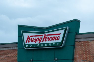 Pearland, Teksas, ABD - 15 Nisan 2024: Binadaki Krispy Kreme restoranının kapanışı. Krispy Kreme, Inc. bir Amerikan donut şirketi ve kahve zinciri..