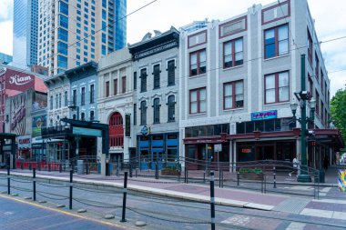 Houston, TX, ABD - 14 Nisan. 2024: Houston, TX, ABD şehir merkezindeki Red Line Light Rail Preston istasyonu yakınlarındaki ana caddenin görüntüsü.