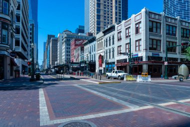 Houston, TX, ABD - 11 Nisan 2024: Houston, TX, ABD şehir merkezindeki Red Line Light Rail Preston istasyonu yakınlarındaki ana caddenin görüntüsü.