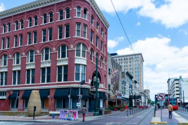 Houston, TX, ABD - 14 Nisan. 2024: Houston, TX, ABD şehir merkezindeki Red Line Light Rail Preston istasyonu yakınlarındaki ana caddenin görüntüsü.