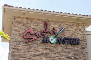 Salt Lake City, Utah, ABD - 15 Mayıs 2023: Suşi Canavarı restoran logosunu kapatın ve ABD 'nin Utah eyaletindeki Salt Lake City' deki binaya imza atın. Suşi Canavarı sıradan bir restorandır..