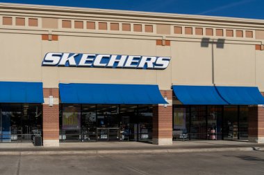 Pearland, TX, ABD - 12 Nisan 2024: Pearland, TX, ABD 'deki binada Skechers mağaza logosu kapanışı. Skechers USA Inc. bir Amerikan yaşam tarzı ve performans ayakkabıları şirketidir..