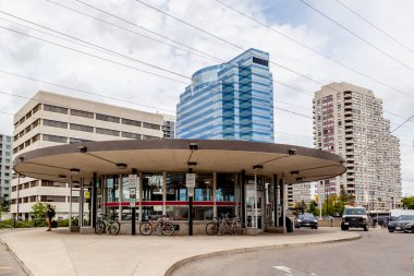 Toronto, Kanada - 6 Eylül 2018: Toronto, Kanada 'daki Finch TTC otobüs terminali, en işlek TTC otobüs terminali Toronto City' deki ulaşım hizmetlerine bağlantı sağlayan York Bölgesi hizmet vermektedir.