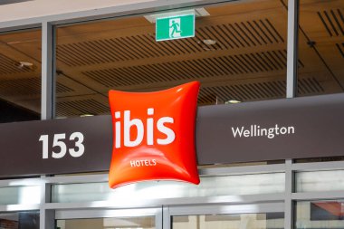 Wellington, NZ - 11 Şubat 2024: Wellington, Yeni Zelanda 'daki Ibis Wellington' ın girişi. Ibis Wellington bir ekonomi oteli..