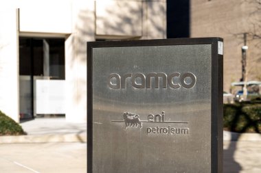 Houston, TX, ABD - 27 Şubat 2022: aramco ve Eni Petroleum, Houston, Teksas, ABD 'deki kurumsal ofislerinin önündeler. Eni S.P.A. çok uluslu bir İtalyan petrol ve gaz şirketidir..
