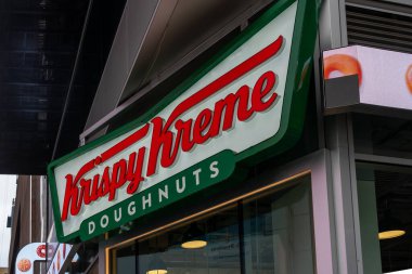 17 Ağustos 2022 'de New York, Manhattan Times Meydanı' ndaki Krispy Kreme çörek dükkanında. Krispy Kreme, Inc., Amerika Birleşik Devletleri 'nin çok uluslu donut şirketi..