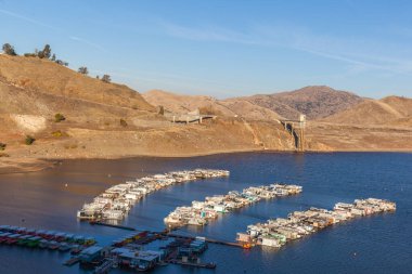 Baraj ve Kaweah Gölü Kaweah Miras ziyaretçi merkezinden görüldü. Terminus Barajı, ABD 'de, Tulare County, Kaliforniya' da bulunan Kaweah Nehri üzerinde bulunan bir baraj..