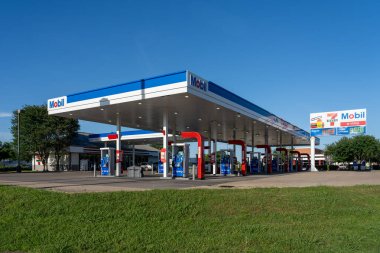 Pearland, TX, ABD - 12 Nisan 2024: Pearland, TX, ABD 'de gece bir Mobil Benzin İstasyonu ve 7 11 bakkal. Mobil, Exxon Mobil Şirketi 'nin bir markasıdır..