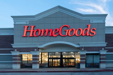 Pearland, TX, ABD - 12 Nisan 2024: Pearland, TX, ABD 'de gece bir Homefood mağazası. HomeGoods, Amerikan indirimli ev mobilyası mağazaları zinciri..