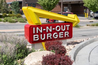 West Valley City, Utah, ABD - 15 Mayıs 2023: West Valley City, Utah 'da In-N-Out Burger restoranı tabelası. In-N-Out Burger, Amerika Birleşik Devletleri 'nin yerel fast food restoranları zinciri..