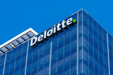 Auckland, Yeni Zelanda - 1 Şubat 2024: Auckland, Yeni Zelanda 'daki ofis binasında Deloitte logosu. Deloitte çok uluslu profesyonel hizmet ağıdır..