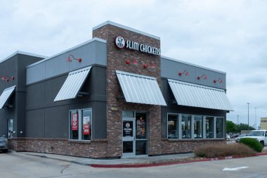 Pearland, Teksas, ABD - 15 Nisan 2024: Pearland, Teksas, ABD 'de bir Slim Chickens restoranı. Slim Chickens hızlı gelişigüzel bir restoran zinciri..