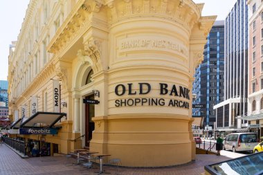 Wellington, Yeni Zelanda - 11 Şubat 2024: Wellington, Yeni Zelanda 'daki Lambton Quay' daki eski Bank Arcade binası. Old Bank Arcade bir perakende ve ofis kompleksi..