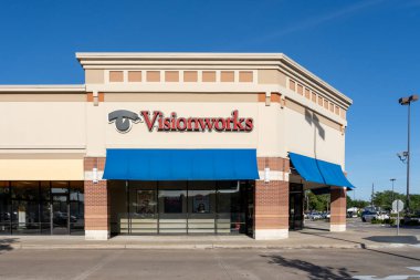 Pearland, TX, ABD - 12 Nisan 2024: Pearland, TX, ABD 'de bir Visionworks mağazası. Vizyonworks of America, optik perakende mağazaları işleten veya yöneten bir Amerikan şirketidir..