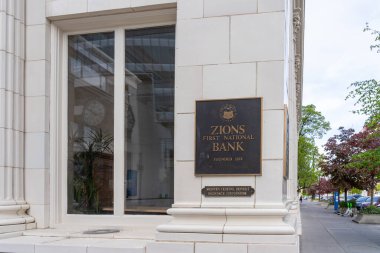 Salt Lake City, ABD - 12 Mayıs 2023: Salt Lake City, ABD 'deki Zions First National Bank binası. Zions Bancorporation bir Amerikan banka holdingi..