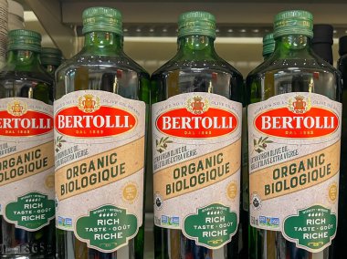 Alberta, Kanada - 3 Temmuz 2023: Rich Taste-Organic Extra Virgin Zeytinyağı 750 ml şişeleri bir süpermarkette raflarda satılıyor. Alberta, Kanada.