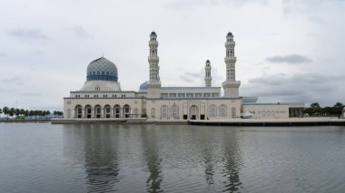 Kota Kinabalu, Sabah, Malezya - 17 Şubat 2025: Kota Kinabalu Şehir Camisi (Malay: Masjid Bandaraya Kota Kinabalu) Kota Kinabalu, Sabah, Malezya.