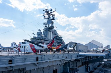 New York City, New York, ABD - 20 Ağustos 2022: The ship in Intrepid Sea, Air and Space Museum, New York, ABD. Intrepid bir Amerikan askeri ve deniz tarihi müzesidir..