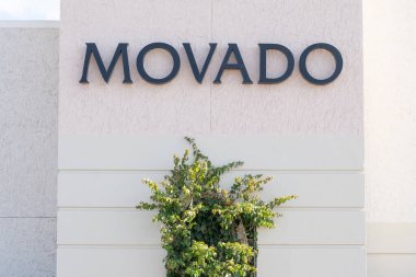 Orlando, Florida, ABD - 20 Ocak 2022: Alışveriş merkezindeki Movado mağazası tabelası gösterildi. Movado Amerikalı bir saatçi..