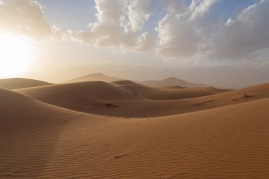 Güçlü rüzgar Sahra Çölü 'nde, Fas' ta, Afrika 'da kumları savuruyor..