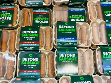 Beyond Meat Beusage yond Sausage Frozen-based Sausage Links - Hot Italian Style ve Sweet Italian Style bir marketteki dondurucu kutularda. Salt Lake City, Utah, ABD - 13 Mayıs 2023.