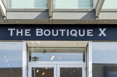 Toronto, Kanada - 15 Ekim 2019: Toronto 'daki Don Mills' de bir Butik X mağazası. Butik X bir kadın giyim ve moda mağazası..