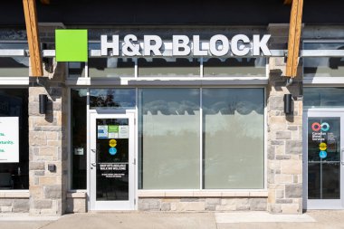 Waterloo, Ontario, Kanada - 17 Ekim 2020: Waterloo, Ontario, Kanada 'da bir Hand R Block perakende vergi dairesi. H ve R Block bir Amerikan vergi hazırlık şirketi..