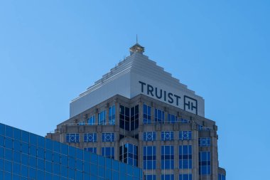 Tampa, FL, ABD - 8 Ocak 2022: Tampa, FL, ABD 'deki Truist Place' in tepesindeki Truist logosu. Truist Financial Corporation, ABD 'li bir banka holding şirketidir (BB ve T ve SunTrust Banks birleşimi).).